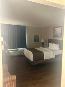 Queen Room - Disability Access - Non-Smoking room in Baymont by Wyndham Battle Creek/I-94