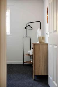 2 bedroom House-Driveway - Bournemouth Hospital - Long Stay Discounts - Lima Apartments Ltd