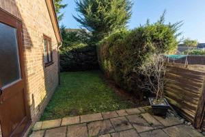 2 bedroom House-Driveway - Bournemouth Hospital - Long Stay Discounts - Lima Apartments Ltd