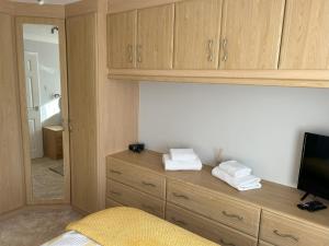 Delightful self-contained Annexe close to airport