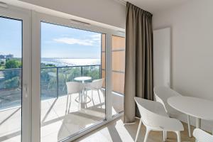 Aquamarina Prima Holiday Studios by the BEACH by Renters