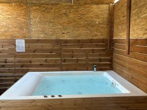 Jacuzzi studio close to athens airport!!