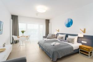 Aquamarina Prima Holiday Studios by the BEACH by Renters