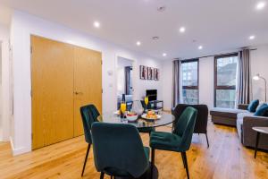 The Arden Suite- Modern apartment in Birmingham city centre- perfect for leisure, family and business by Dreamluxe