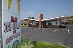 Holiday Hill Inn & Suites