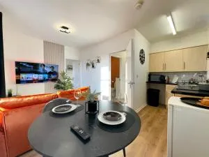 Rooms Near Me - Last Min! Private Place SmartTv Kitchen Parking King & Sofa Bed - Quinton