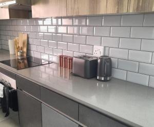 15 Elizabeth Place - Beautiful and spacious self catering 3 bedroom unit next to Kyalami Racetrack with free WiFi - swimming pool gym and restaurant - Perfect for a big family in Midrand Waterfall