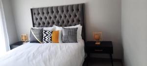 15 Elizabeth Place - Beautiful and spacious self catering 3 bedroom unit next to Kyalami Racetrack with free WiFi - swimming pool gym and restaurant - Perfect for a big family in Midrand Waterfall