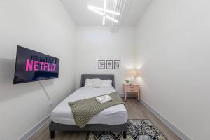 Group-Friendly 5BR Suite Sleeps 12 with Billiards, Optional Parking and Gym Access Near McCormick Place and Soldier Field