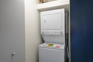 Group-Friendly 5BR Suite Sleeps 12 with Billiards, Optional Parking and Gym Access Near McCormick Place and Soldier Field