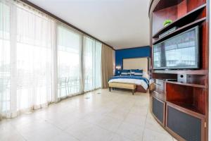 Stunning Getaway with Private Outdoor Roman Tub