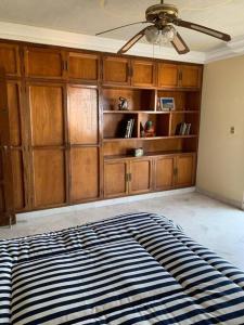 La casa del cerro con vista al oceano pacifico