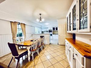 Cozy 5BR Home with Pool table and King bed