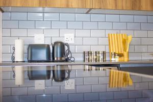 13 Elizabeth Place - Beautiful 2 bedroom unit next to Kyalami Racetrack with free WiFi - swimming pool gym and restaurant - Perfect for a small family in Midrand Waterfall