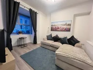 4 bedroom, sleeps 8 comfy home near to City Centre and Beaches! - Sketty