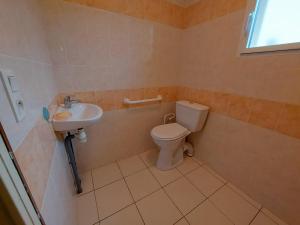 Maisons de vacances Gite Saint-Mars-sur-la-Futaie, 4 pieces, 6 personnes - FR-1-600-94 : photos des chambres
