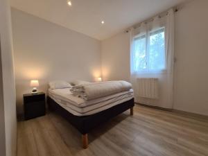 Grande Maison au Bord dun Lac avec Spa, Jardin Clôturé et Proche du ZooParc de Beauval - FR-1-591-336