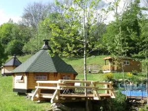 Escapade Romantique: Cabane avec Terrasse Panoramique, Poêle à Bois et Éclairage Multicolore - FR-1-589-441 - Ferdrupt