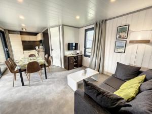 Chalet cosy avec piscine chauffée, terrasse et parking à 2 pas de la plage de Jullouville - FR-1-361-480