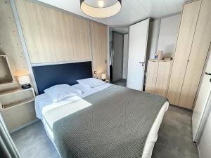 Chalet cosy avec piscine chauffée, terrasse et parking à 2 pas de la plage de Jullouville - FR-1-361-480