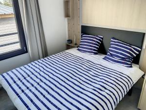 Chalets Chalet haut de gamme - 6 pers - Piscine chauffee - Proche plage - Jullouville - FR-1-361-518 : photos des chambres