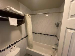 Queen Room with Two Queen Beds - Smoking room in Economy Inn