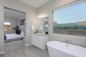 Mountain Views, Luxury, Heated Pool, Putting Green