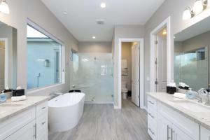 Mountain Views, Luxury, Heated Pool, Putting Green