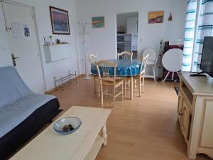 Appartement idéal quartier des Demoiselles : Plage, commerces, parking privé - FR-1-323-476