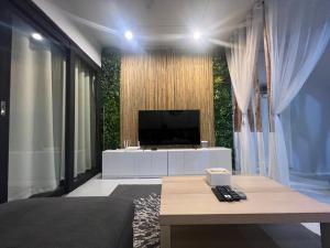 4 Bedroom House with Beautiful Rooftop near BTS Ekkamai