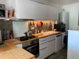 APPARTEMENT 6 PERS CLIMATISÉ - CENTRE VILLE À 15 MIN DE LA MER - 75M2 - 3 CHAMBRES - TERRASSE -CALME - PARKING