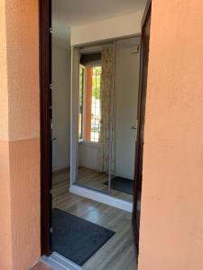 APPARTEMENT 6 PERS CLIMATISÉ - CENTRE VILLE À 15 MIN DE LA MER - 75M2 - 3 CHAMBRES - TERRASSE -CALME - PARKING