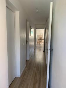 APPARTEMENT 6 PERS CLIMATISÉ - CENTRE VILLE À 15 MIN DE LA MER - 75M2 - 3 CHAMBRES - TERRASSE -CALME - PARKING