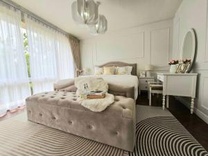 Baan Sansaran Excellent apartment on the beach with a large territory and swimming pools.