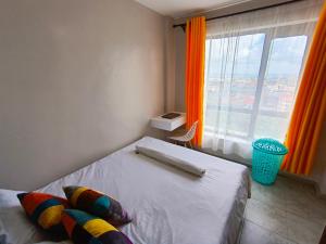 Modern 1BR Apartment with Stunning City Views - Free Parking & WiFi