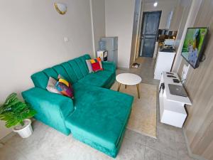 Modern 1BR Apartment with Stunning City Views - Free Parking & WiFi