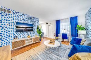 Water View - King Bed - 1st Floor - Palm Wave Says