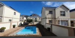Stylish Coastal Retreat near Surfers corner - Muizenberg - Strandfontein