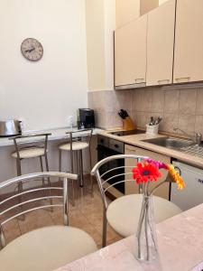 Stylish one bedroomed apartment 112 in main Flora building