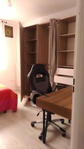 Belle chambre dans une charmante et grande maison duplex neuve et bien aérée