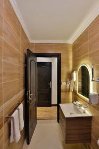 Parkside Boutique 3 BBR Serviced Apartment - Ocean Blue - Near Airport