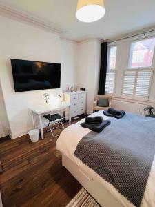 Lovely 2 bedroom ground floor flat with garden.