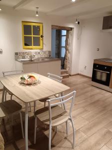 Chambres dhôtes indépendantes au rez-de-chaussée dune maison provençale dont une avec cour intérieure