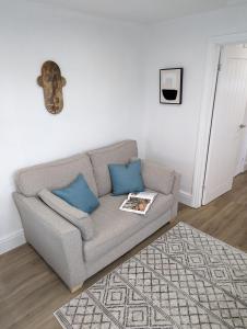 Swan Lake Lodge & free parking