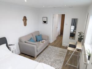 Swan Lake Lodge & free parking