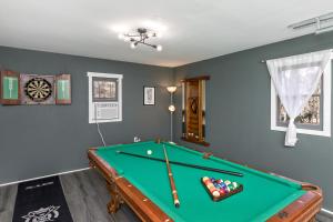 Peaceful, fun, & funky round home with pool table