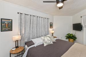 Peaceful, fun, & funky round home with pool table