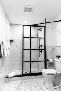 King Bed, The Phenix Historic DWTN Hotel, Room # 304 - 格林维尔