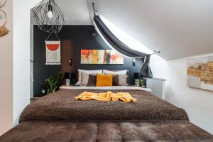 Spacious flat & parking possibility, 3 stops to Wenceslav square