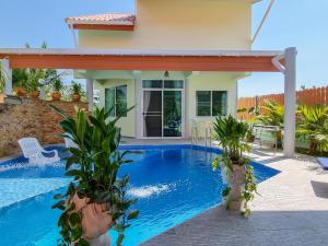 Tinas Living Paradise - Guesthouses with private pool, 5 min to beach